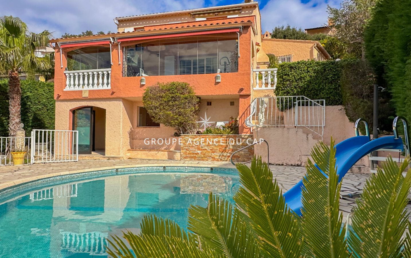 A VENDRE  EXCLUSIVITE VILLA PROVENCALE VUE MER  2 DEPENDANCES PISCINE GARAGE LES ISSAMBRES Image 13