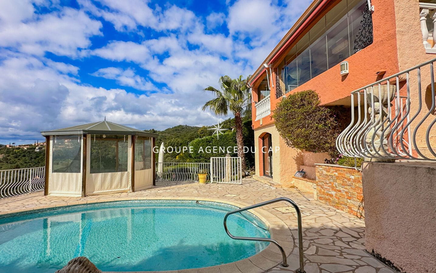 A VENDRE  EXCLUSIVITE VILLA PROVENCALE VUE MER  2 DEPENDANCES PISCINE GARAGE LES ISSAMBRES Image 14