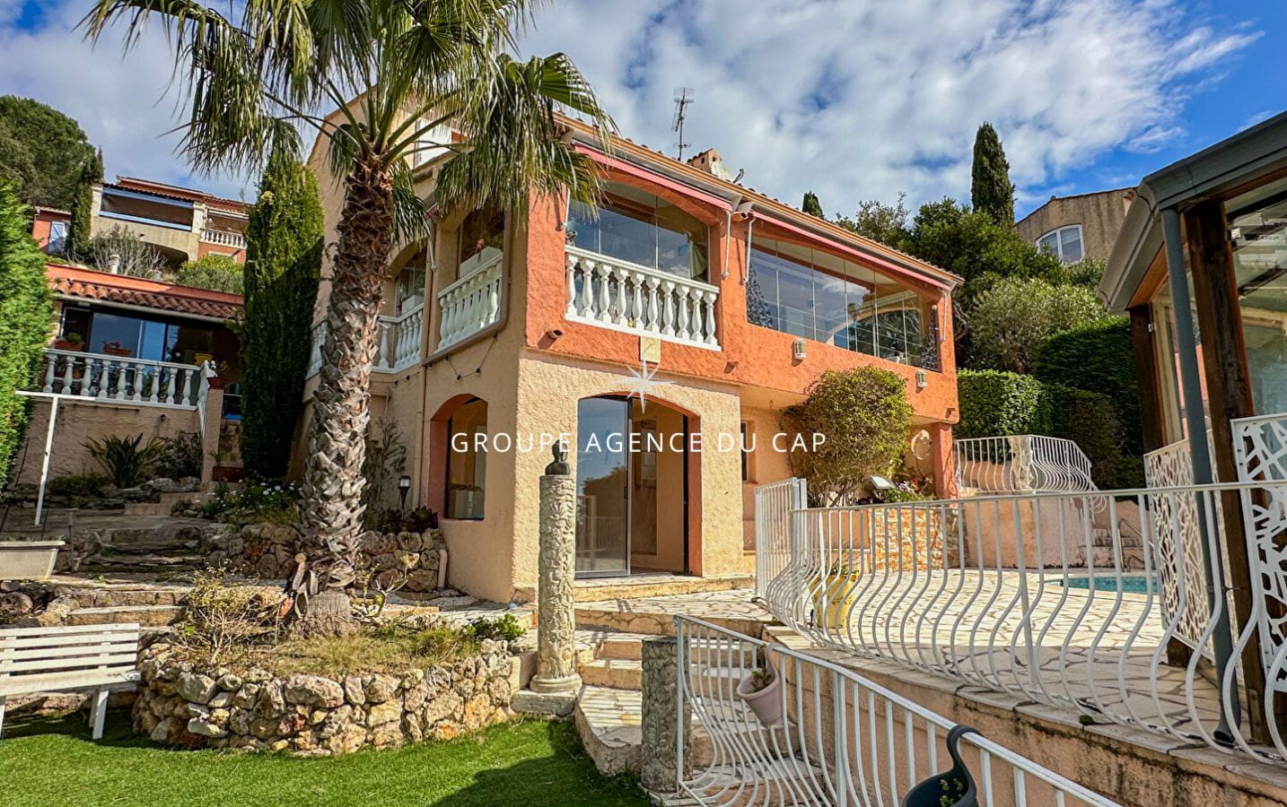 A VENDRE  EXCLUSIVITE VILLA PROVENCALE VUE MER  2 DEPENDANCES PISCINE GARAGE LES ISSAMBRES Image 0