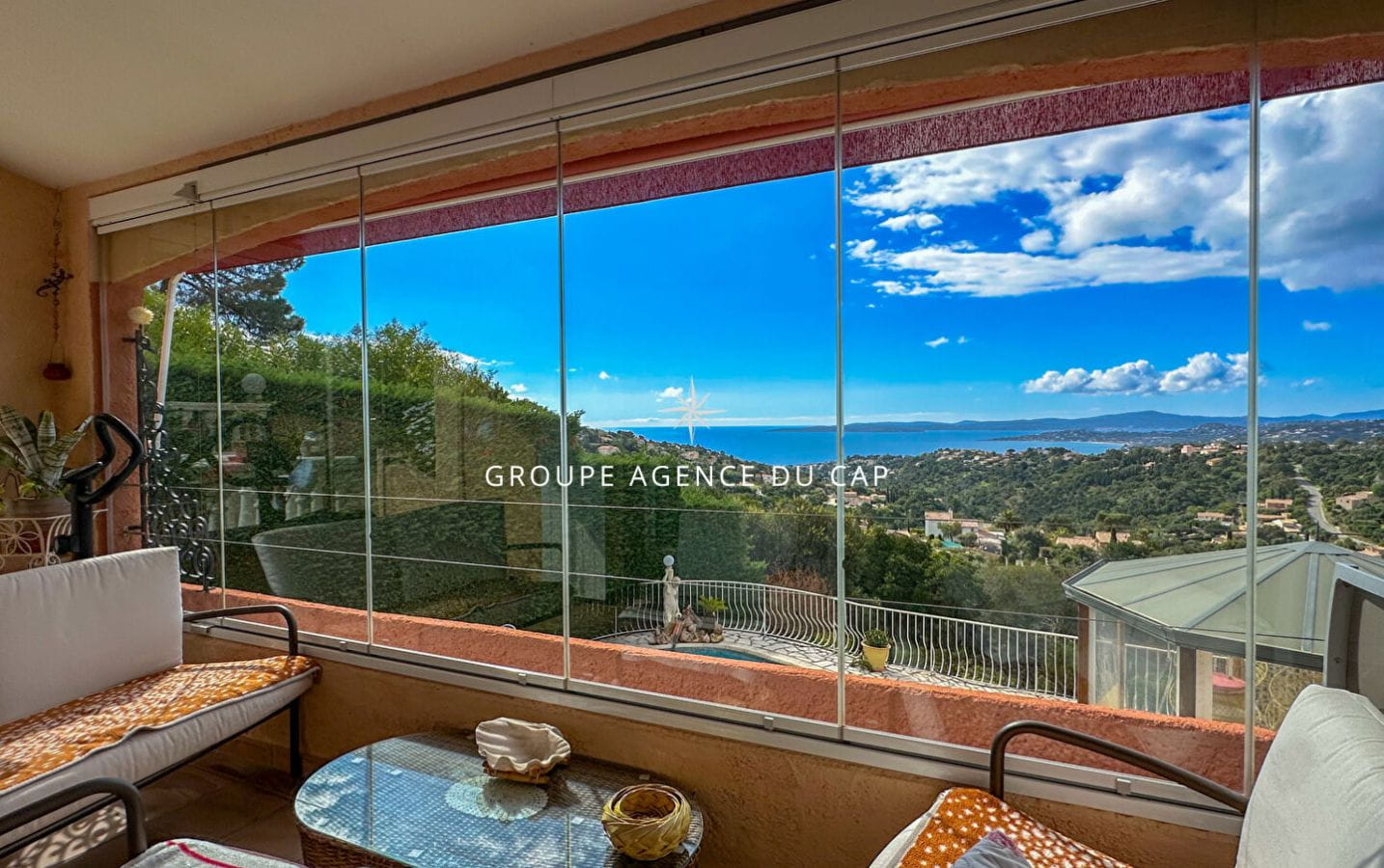 A VENDRE  EXCLUSIVITE VILLA PROVENCALE VUE MER  2 DEPENDANCES PISCINE GARAGE LES ISSAMBRES Image 3