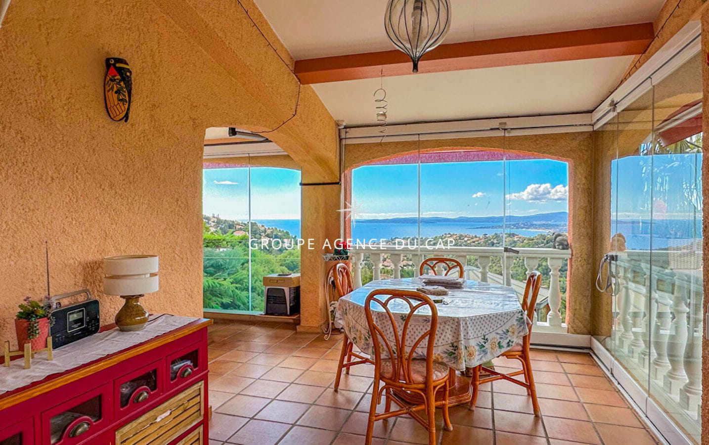 A VENDRE  EXCLUSIVITE VILLA PROVENCALE VUE MER  2 DEPENDANCES PISCINE GARAGE LES ISSAMBRES Image 5