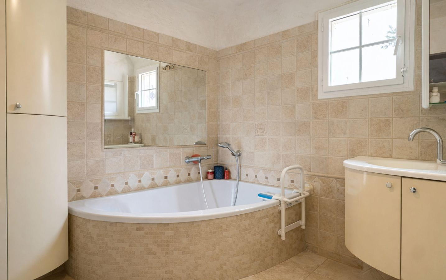 A VENDRE  EXCLUSIVITE VILLA PROVENCALE VUE MER  2 DEPENDANCES PISCINE GARAGE LES ISSAMBRES Image 8