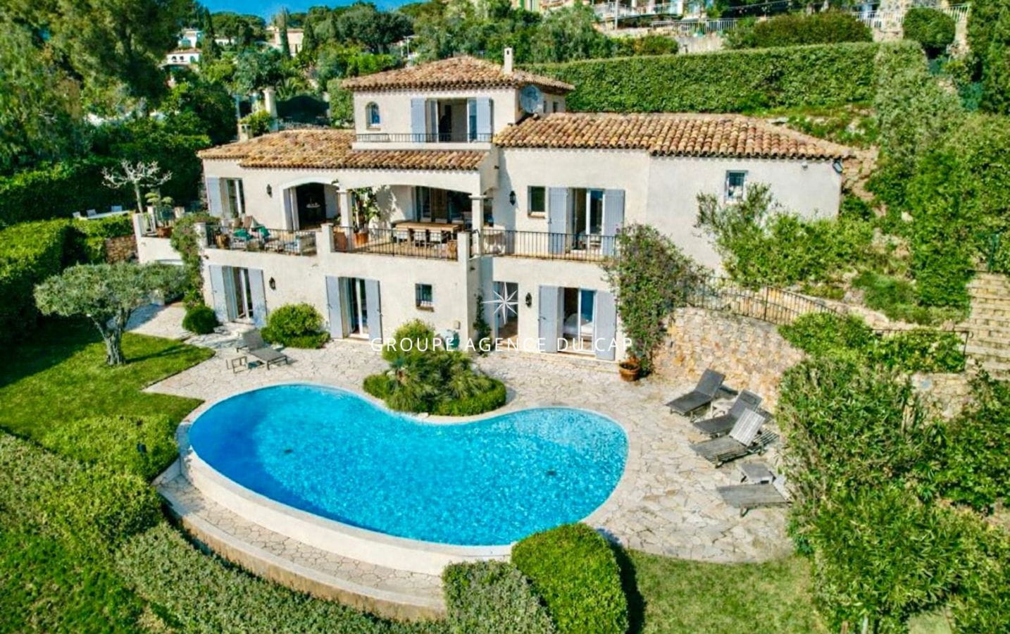 VILLA VUE MER PANORAMIQUE SUR LE GOLFE DE SAINT TROPEZ  PROPRIETE D EXCEPTION PISCINE DOUBLE GARAGE A PIED DU CENTRE ET DES PLAGES DES ISSAMBRES Image 1