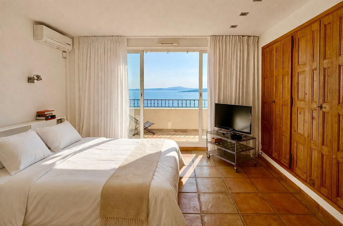 VILLA VUE MER PANORAMIQUE SUR LE GOLFE DE SAINT TROPEZ  PROPRIETE D EXCEPTION PISCINE DOUBLE GARAGE A PIED DU CENTRE ET DES PLAGES DES ISSAMBRES Image 10