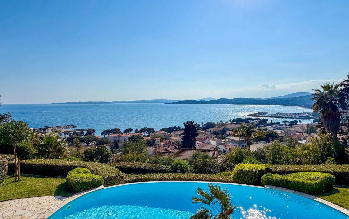VILLA VUE MER PANORAMIQUE SUR LE GOLFE DE SAINT TROPEZ  PROPRIETE D EXCEPTION PISCINE DOUBLE GARAGE A PIED DU CENTRE ET DES PLAGES DES ISSAMBRES Image 0