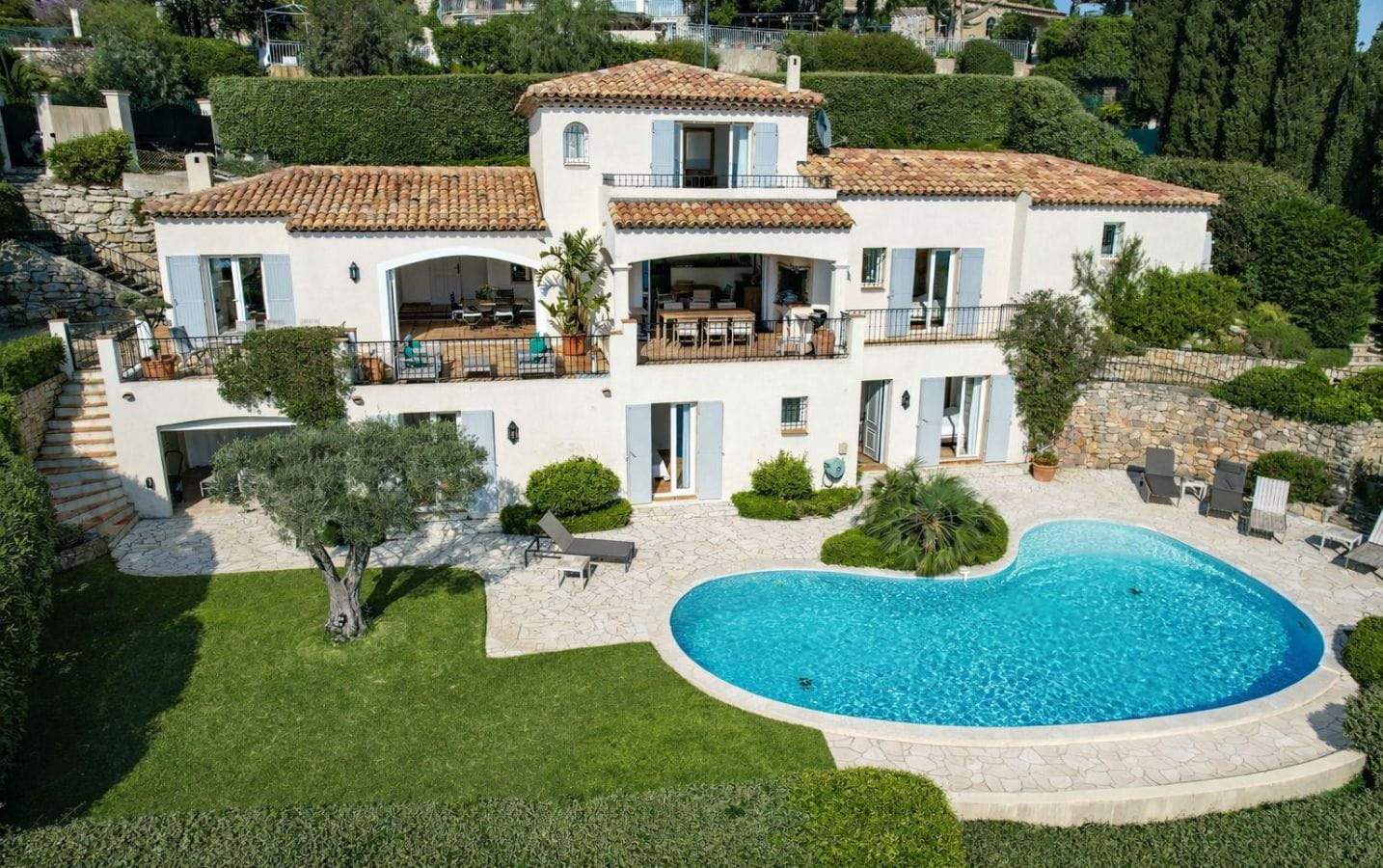 VILLA VUE MER PANORAMIQUE SUR LE GOLFE DE SAINT TROPEZ  PROPRIETE D EXCEPTION PISCINE DOUBLE GARAGE A PIED DU CENTRE ET DES PLAGES DES ISSAMBRES Image 17