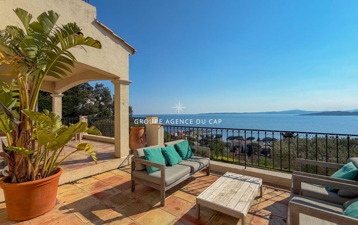 VILLA VUE MER PANORAMIQUE SUR LE GOLFE DE SAINT TROPEZ  PROPRIETE D EXCEPTION PISCINE DOUBLE GARAGE A PIED DU CENTRE ET DES PLAGES DES ISSAMBRES Image 2