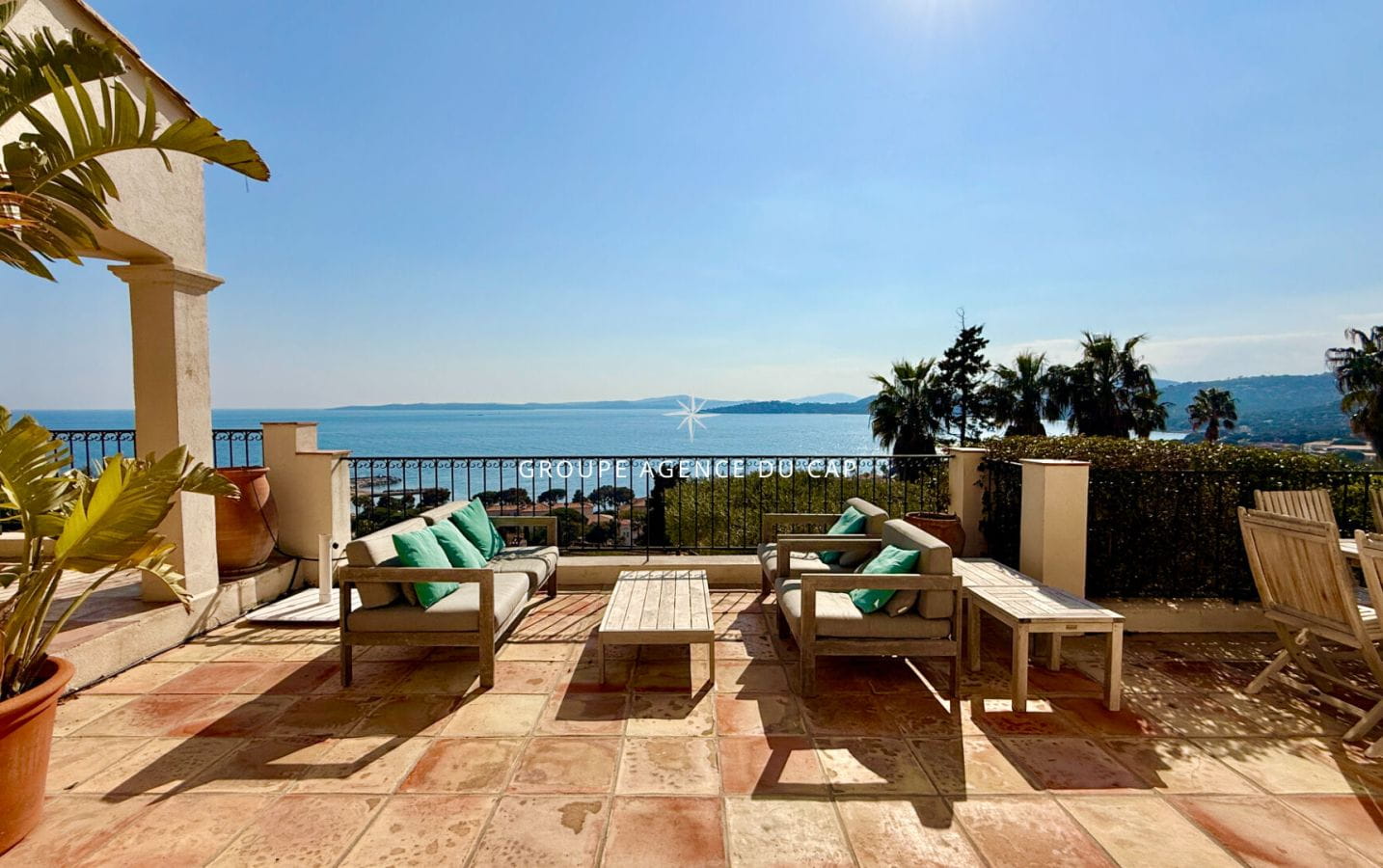 VILLA VUE MER PANORAMIQUE SUR LE GOLFE DE SAINT TROPEZ  PROPRIETE D EXCEPTION PISCINE DOUBLE GARAGE A PIED DU CENTRE ET DES PLAGES DES ISSAMBRES Image 3
