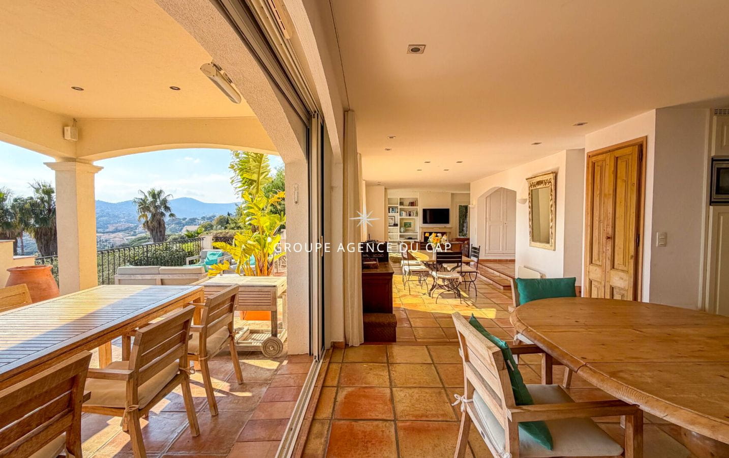 VILLA VUE MER PANORAMIQUE SUR LE GOLFE DE SAINT TROPEZ  PROPRIETE D EXCEPTION PISCINE DOUBLE GARAGE A PIED DU CENTRE ET DES PLAGES DES ISSAMBRES Image 9