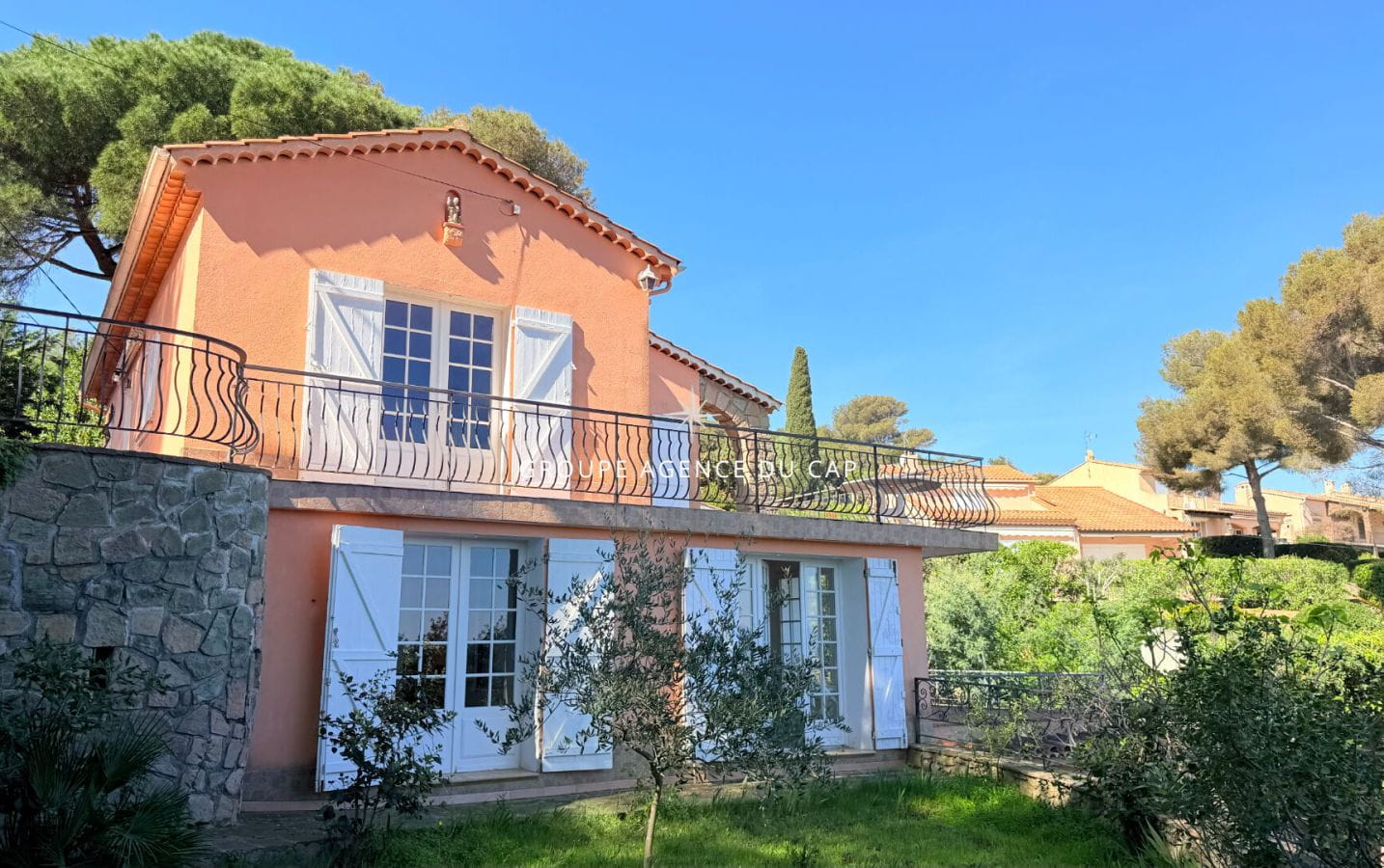 A VENDRE VILLA DE 117M2 AVEC VUE MER BON POTENTIEL, AUX ISSAMBRES Image 14