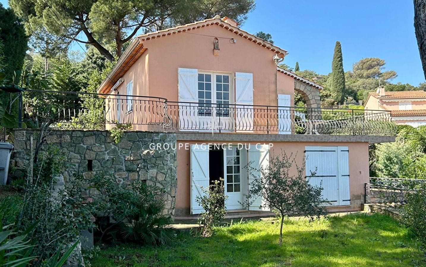 FOR SALE: 140sqm VILLA WITH SEA VIEW, GREAT POTENTIAL, IN LES ISSAMBRES Image 1