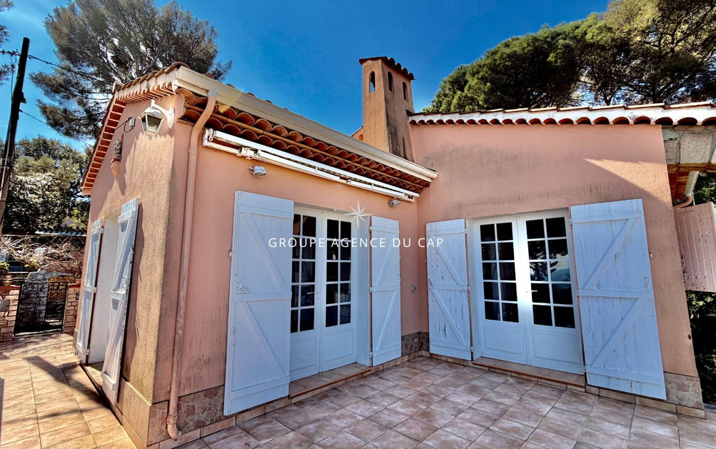 FOR SALE: 140sqm VILLA WITH SEA VIEW, GREAT POTENTIAL, IN LES ISSAMBRES Image 11