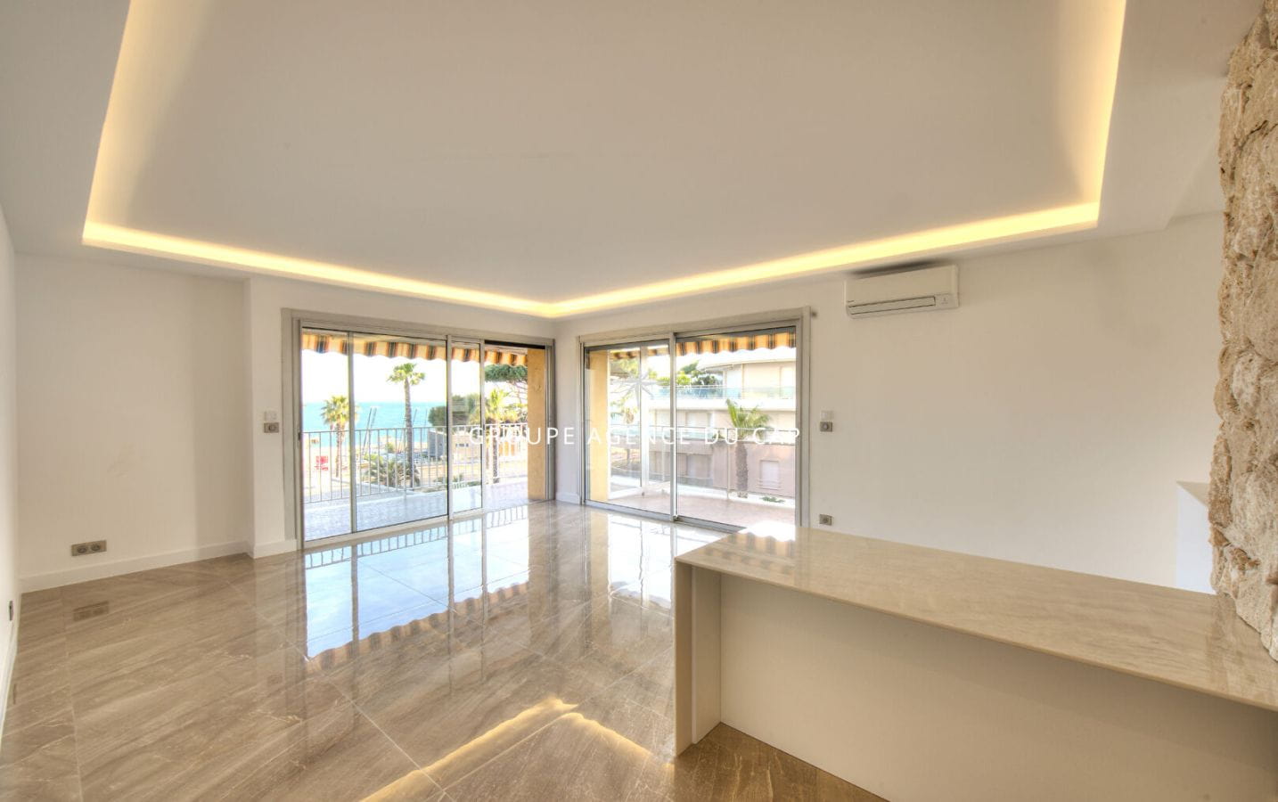 APPARTEMENT 4 PIECES VUE MER ENTIEREMENT RENOVÉ A FREJUS PLAGE FACE A LA MER Image 1