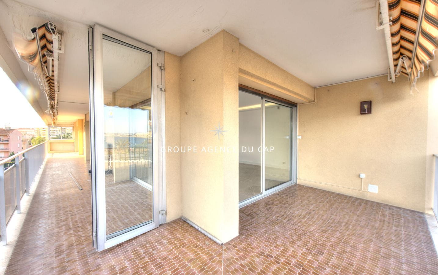 APPARTEMENT 4 PIECES VUE MER ENTIEREMENT RENOVÉ A FREJUS PLAGE FACE A LA MER Image 10