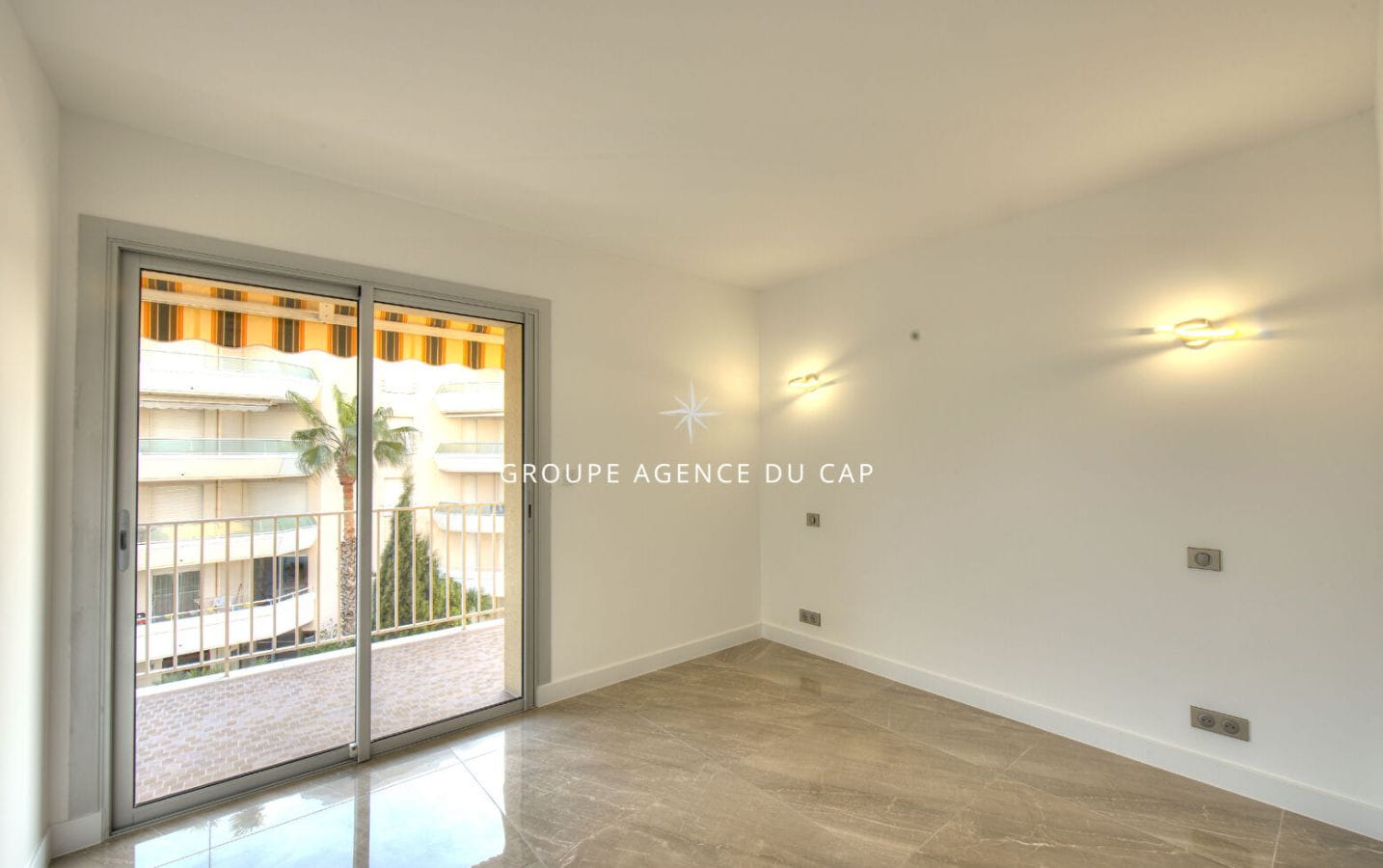 APPARTEMENT 4 PIECES VUE MER ENTIEREMENT RENOVÉ A FREJUS PLAGE FACE A LA MER Image 12