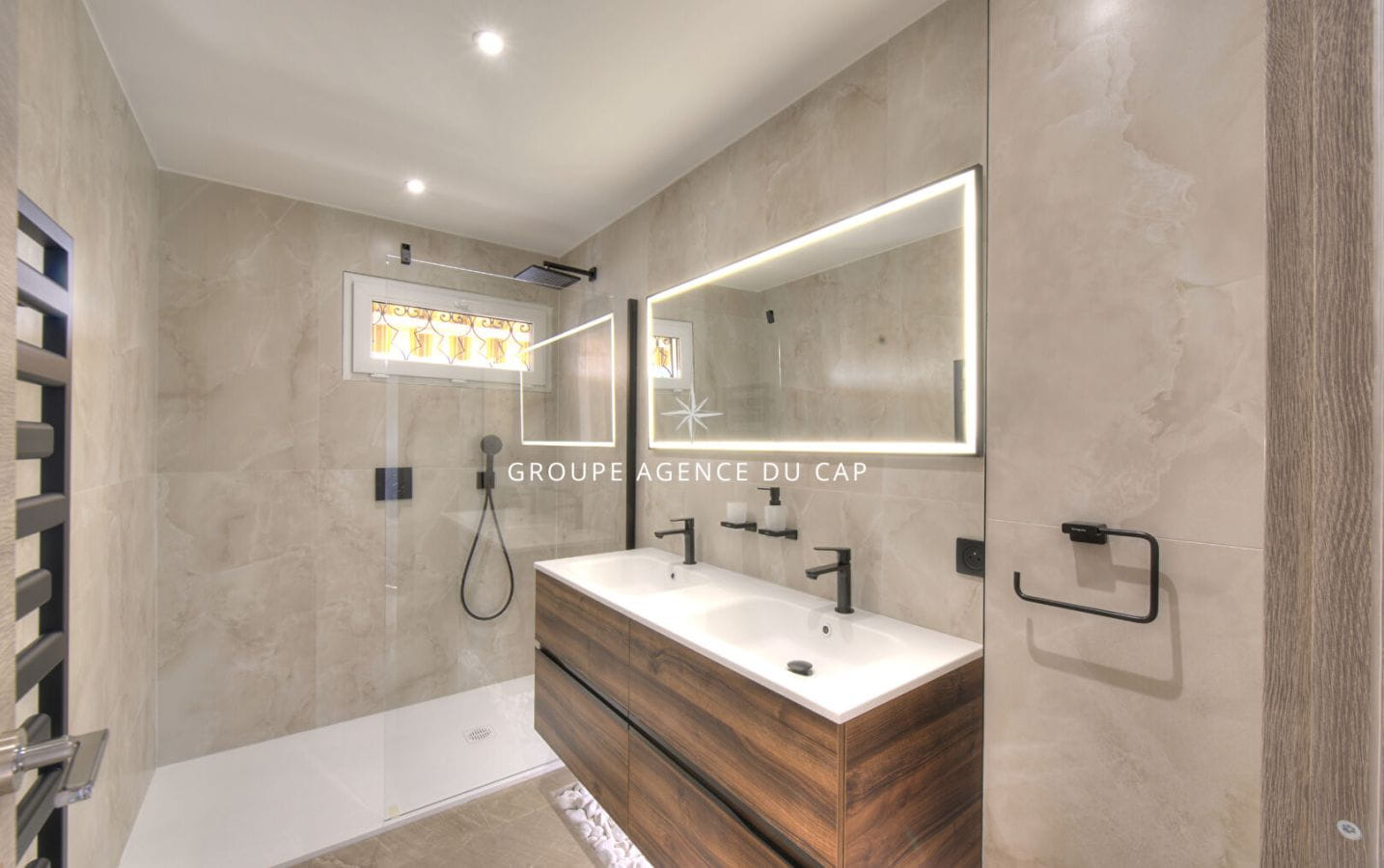 APPARTEMENT 4 PIECES VUE MER ENTIEREMENT RENOVÉ A FREJUS PLAGE FACE A LA MER Image 13