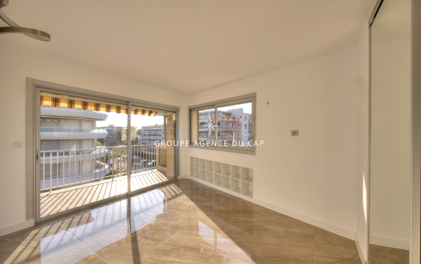 APPARTEMENT 4 PIECES VUE MER ENTIEREMENT RENOVÉ A FREJUS PLAGE FACE A LA MER Image 14