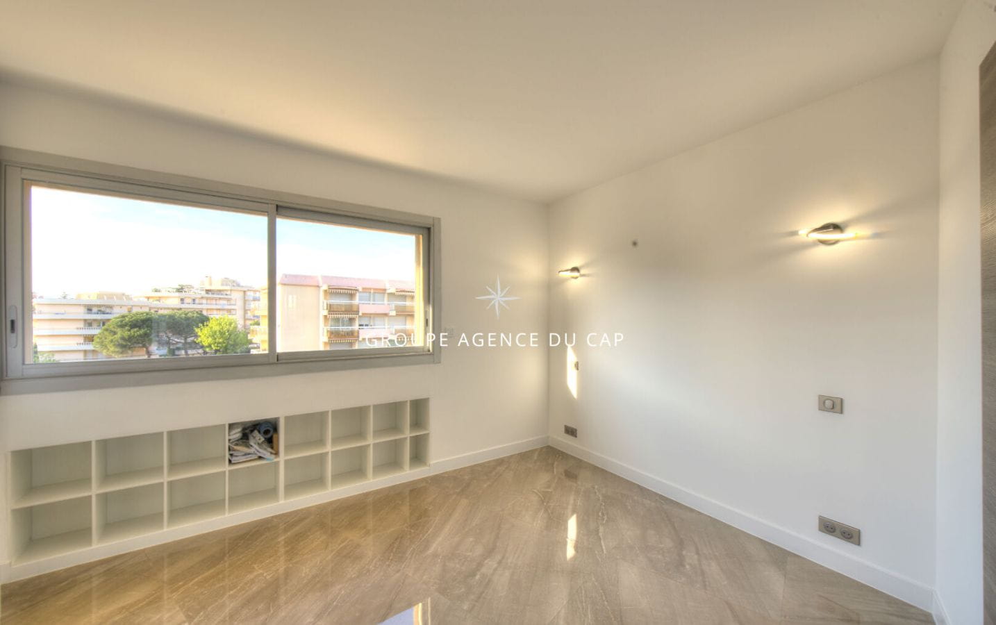 APPARTEMENT 4 PIECES VUE MER ENTIEREMENT RENOVÉ A FREJUS PLAGE FACE A LA MER Image 15