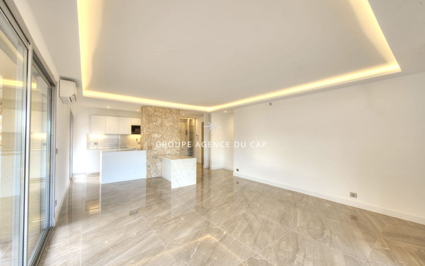 APPARTEMENT 4 PIECES VUE MER ENTIEREMENT RENOVÉ A FREJUS PLAGE FACE A LA MER Image 3