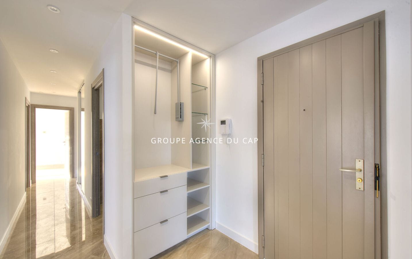 APPARTEMENT 4 PIECES VUE MER ENTIEREMENT RENOVÉ A FREJUS PLAGE FACE A LA MER Image 7