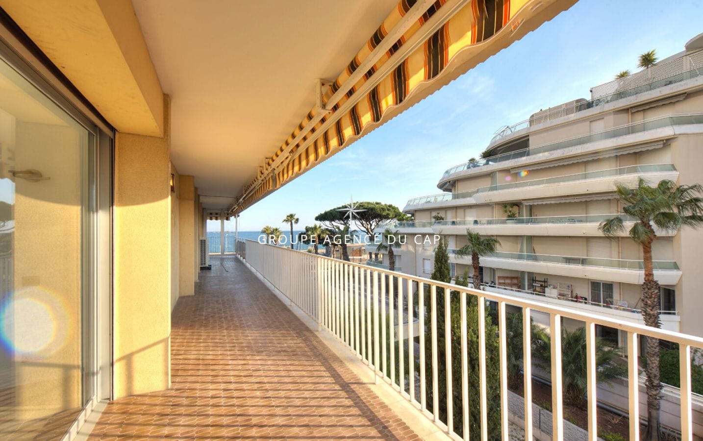 APPARTEMENT 4 PIECES VUE MER ENTIEREMENT RENOVÉ A FREJUS PLAGE FACE A LA MER Image 8