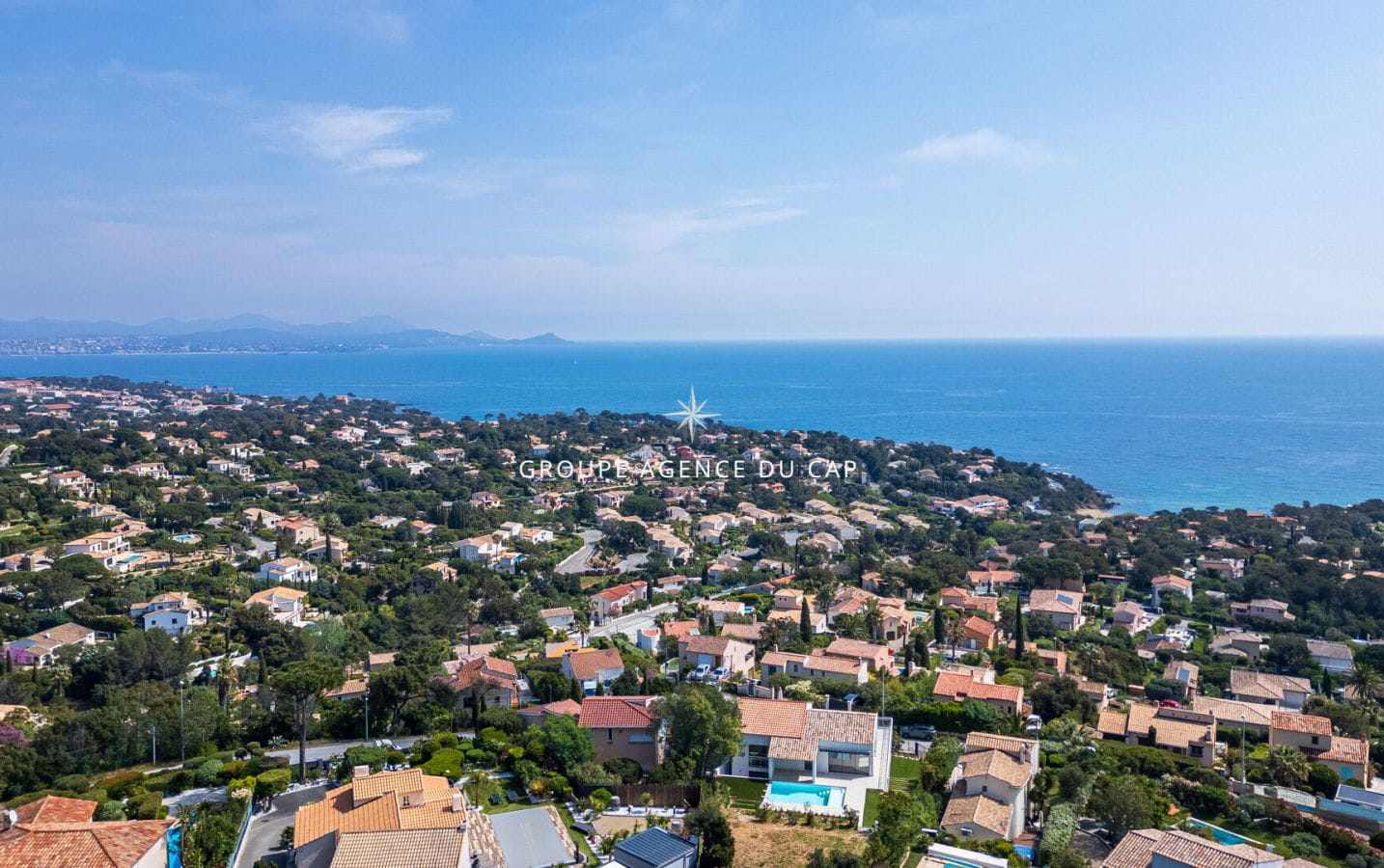 A VENDRE VILLA VUE MER PANORAMIQUE DE 220M2 AUX ISSAMBRES  AVEC GARAGE ET PISCINE Image 1