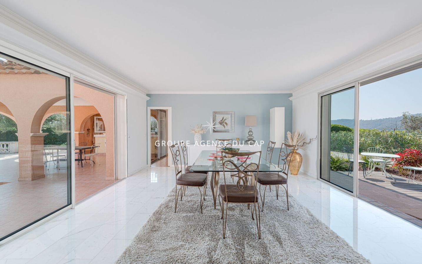 A VENDRE VILLA VUE MER PANORAMIQUE DE 220M2 AUX ISSAMBRES  AVEC GARAGE ET PISCINE Image 11