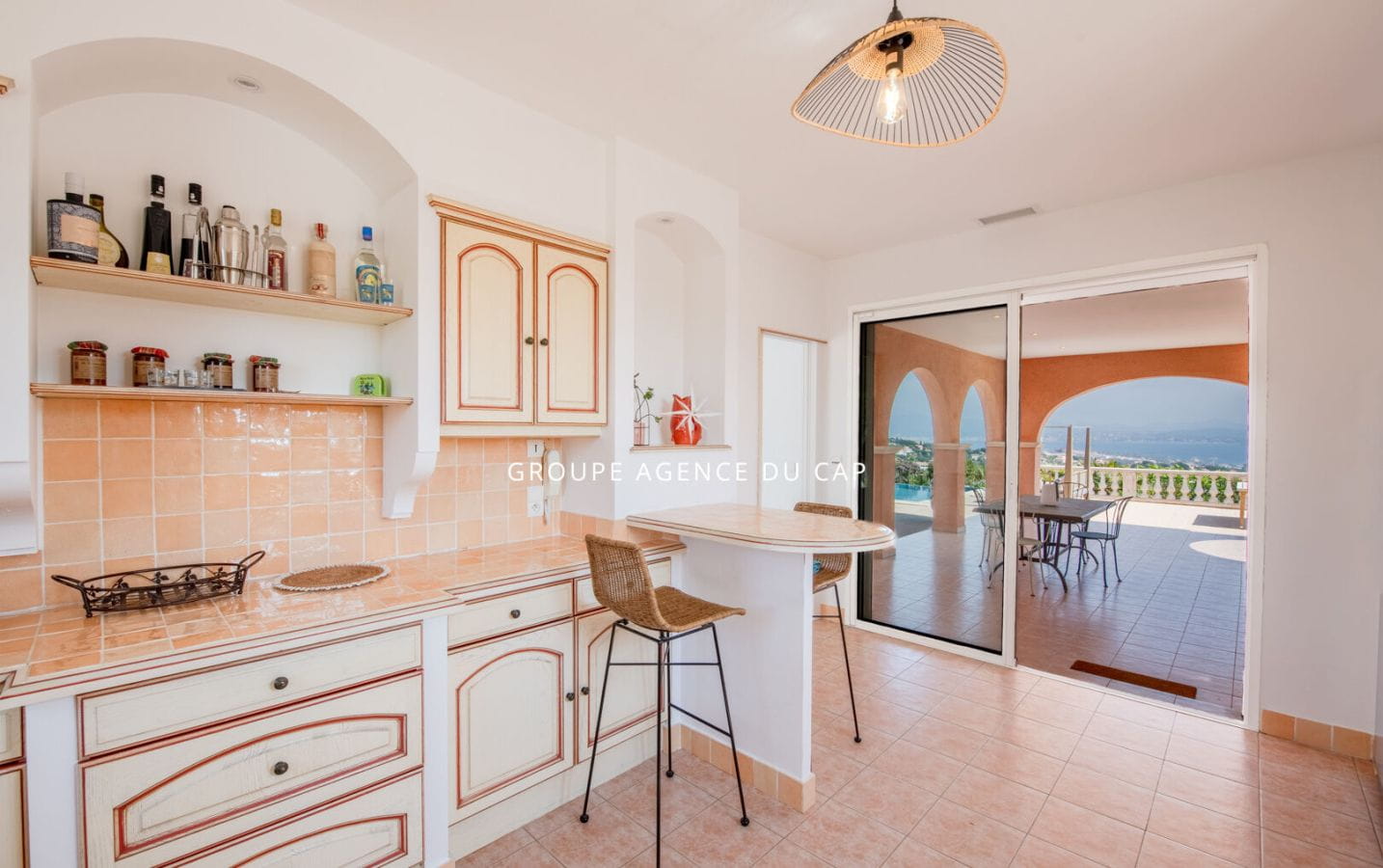 A VENDRE VILLA VUE MER PANORAMIQUE DE 220M2 AUX ISSAMBRES  AVEC GARAGE ET PISCINE Image 12