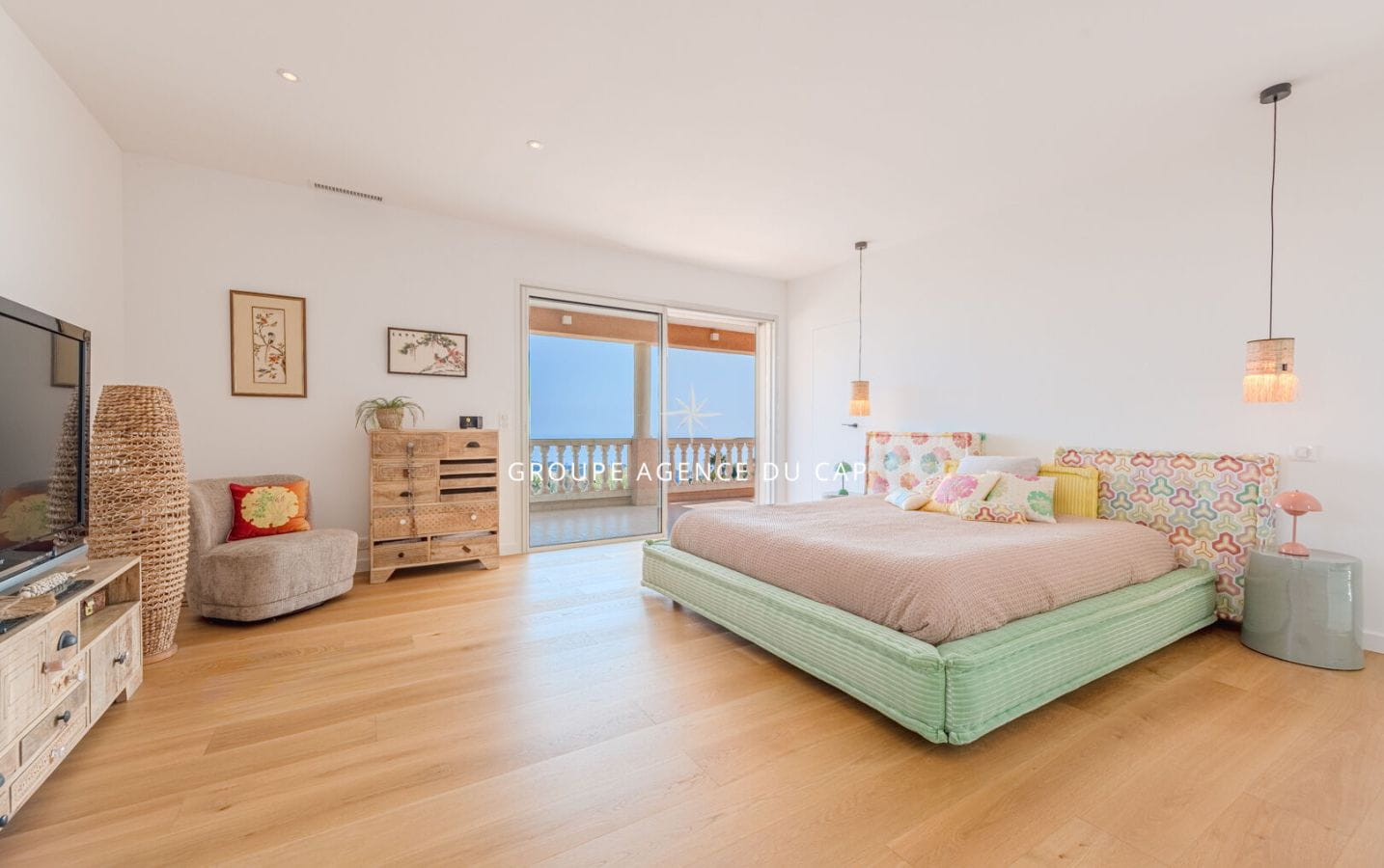 A VENDRE VILLA VUE MER PANORAMIQUE DE 220M2 AUX ISSAMBRES  AVEC GARAGE ET PISCINE Image 14