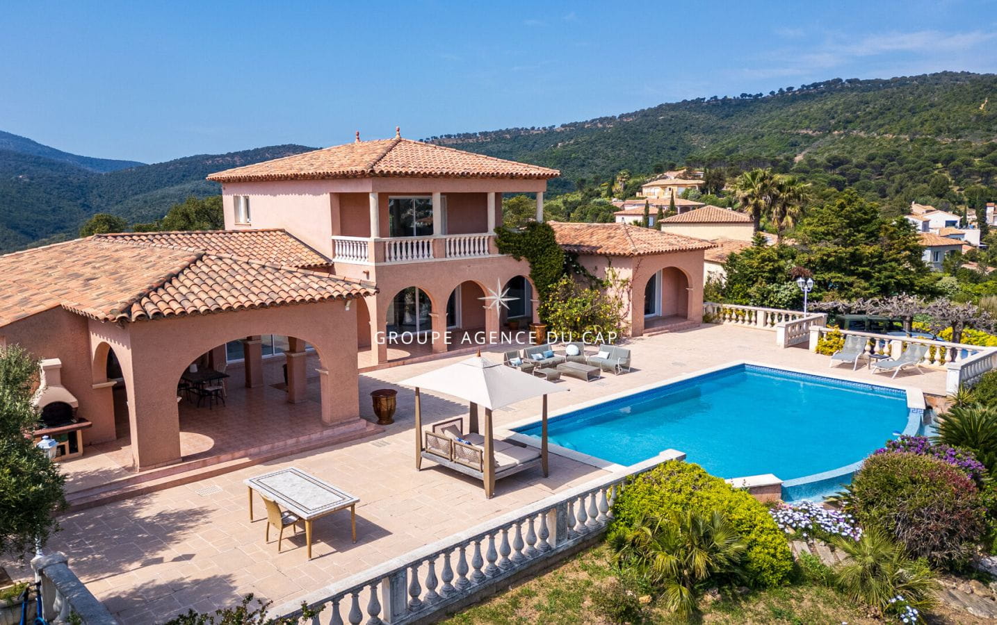 A VENDRE VILLA VUE MER PANORAMIQUE DE 220M2 AUX ISSAMBRES  AVEC GARAGE ET PISCINE Image 0