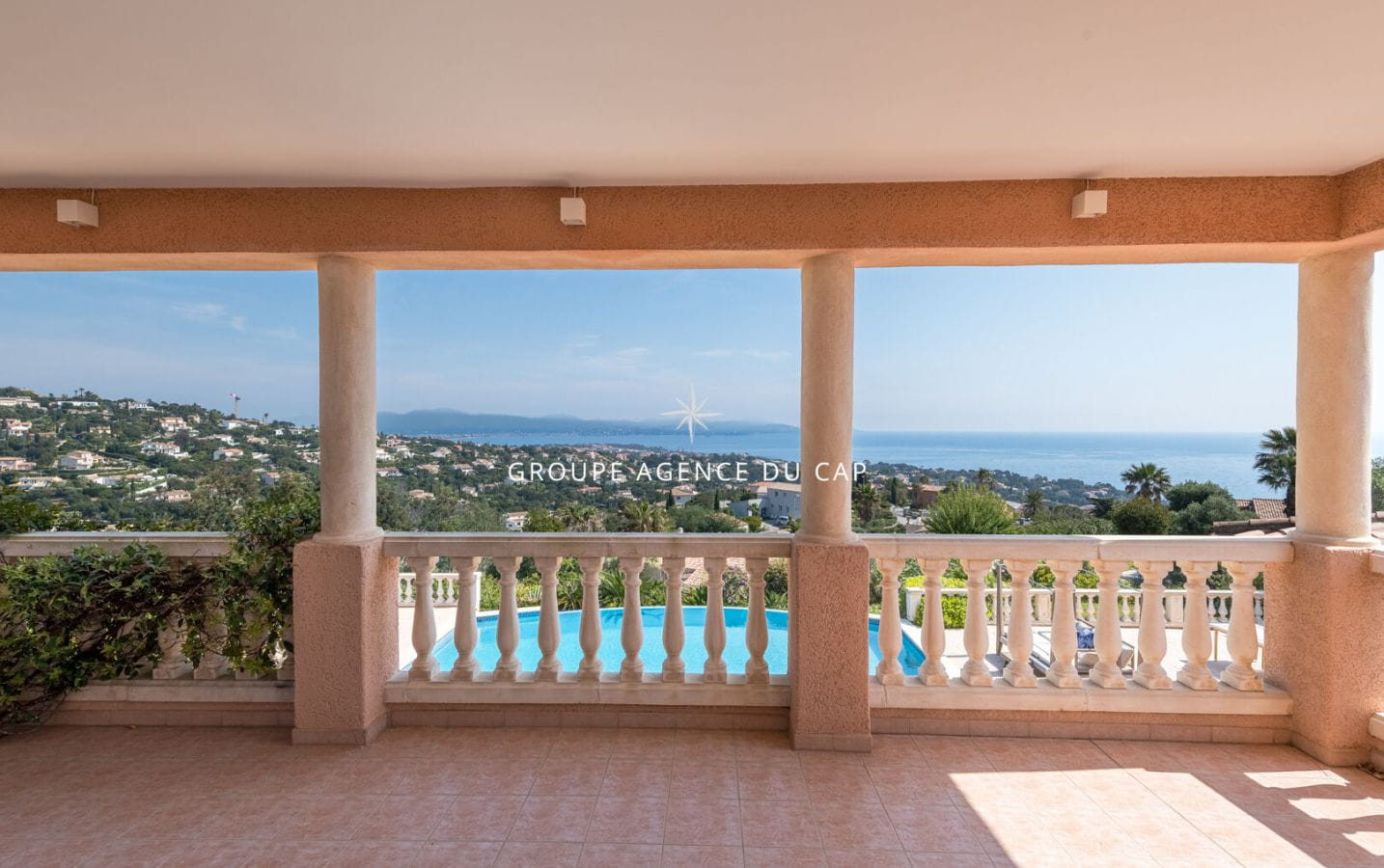 A VENDRE VILLA VUE MER PANORAMIQUE DE 220M2 AUX ISSAMBRES  AVEC GARAGE ET PISCINE Image 15