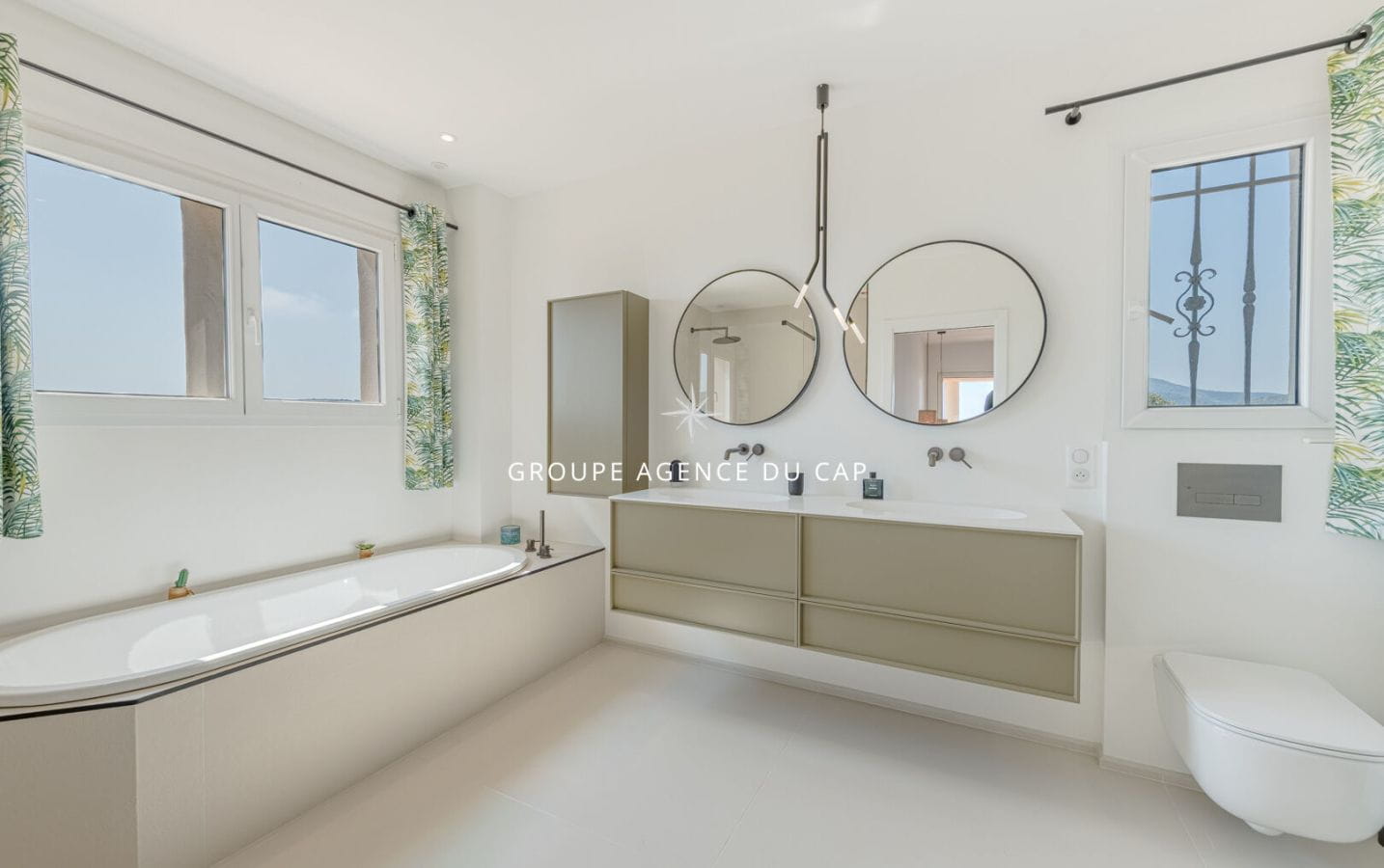 A VENDRE VILLA VUE MER PANORAMIQUE DE 220M2 AUX ISSAMBRES  AVEC GARAGE ET PISCINE Image 16