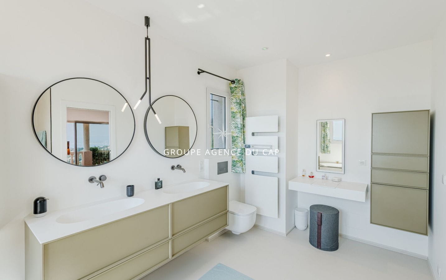 A VENDRE VILLA VUE MER PANORAMIQUE DE 220M2 AUX ISSAMBRES  AVEC GARAGE ET PISCINE Image 17