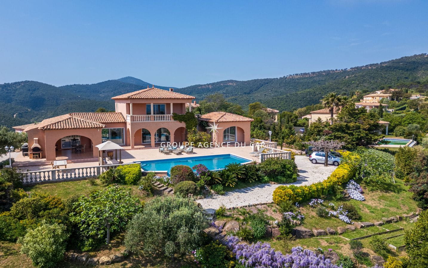 A VENDRE VILLA VUE MER PANORAMIQUE DE 220M2 AUX ISSAMBRES  AVEC GARAGE ET PISCINE Image 2