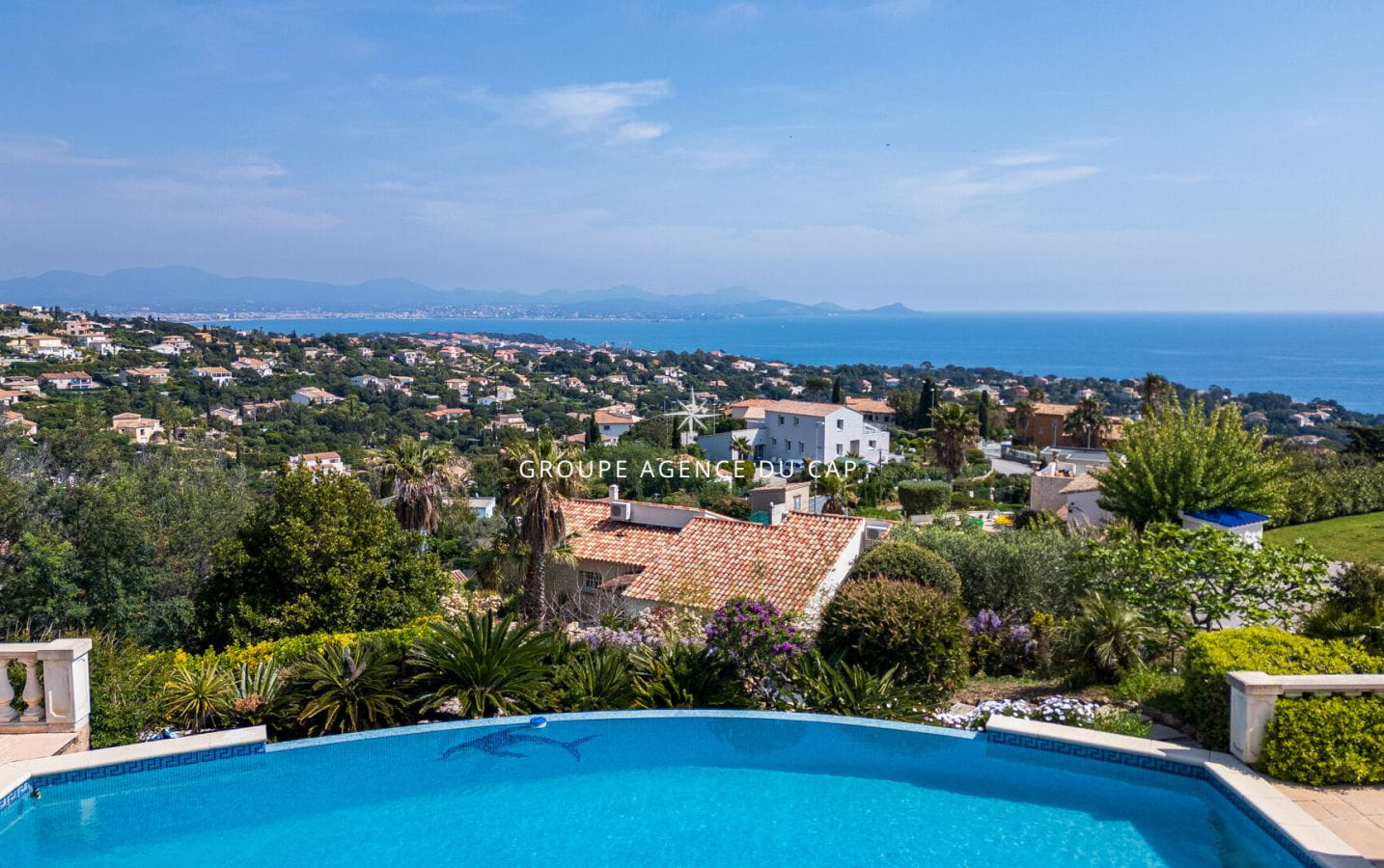 A VENDRE VILLA VUE MER PANORAMIQUE DE 220M2 AUX ISSAMBRES  AVEC GARAGE ET PISCINE Image 3