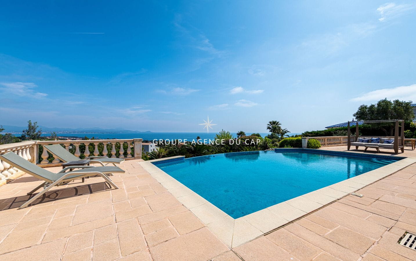 A VENDRE VILLA VUE MER PANORAMIQUE DE 220M2 AUX ISSAMBRES  AVEC GARAGE ET PISCINE Image 4
