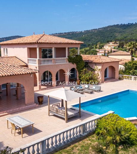 A VENDRE VILLA VUE MER PANORAMIQUE DE 220M2 AUX ISSAMBRES  AVEC GARAGE ET PISCINE