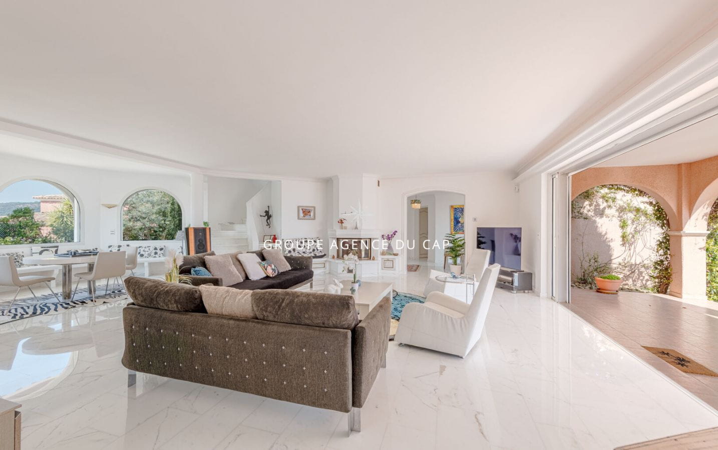 A VENDRE VILLA VUE MER PANORAMIQUE DE 220M2 AUX ISSAMBRES  AVEC GARAGE ET PISCINE Image 9