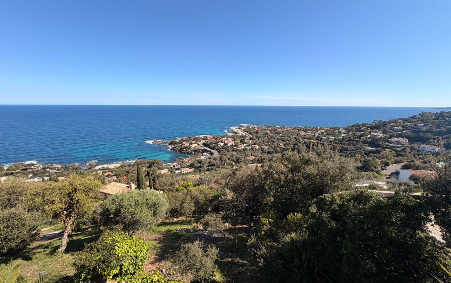 A VENDRE VILLA 2 APPARTEMENTS DE 3 PIECES VUE MER PANORAMIQUE PARKINGS ET PISCINE AUX ISSAMBRES Image 1