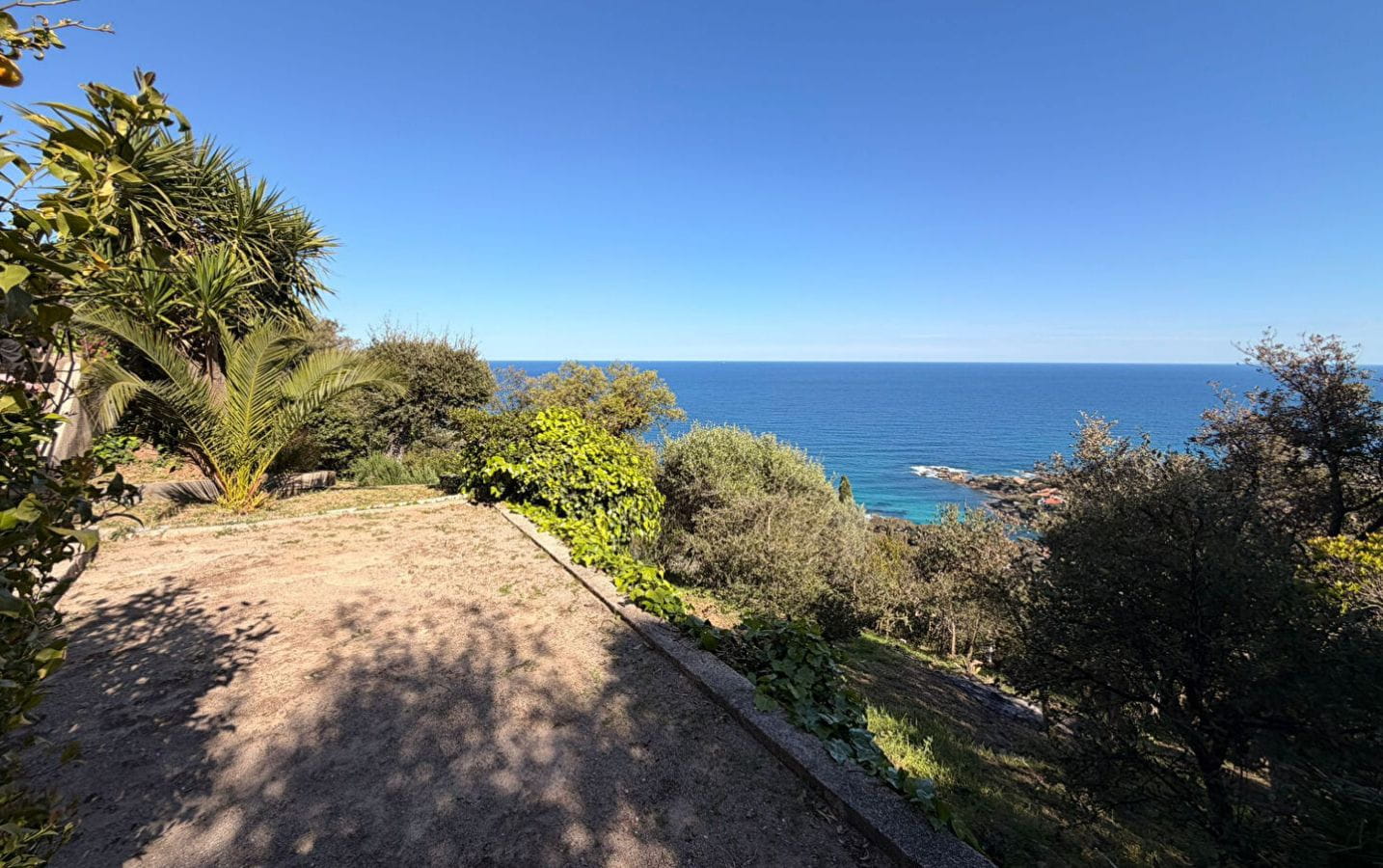 A VENDRE VILLA 2 APPARTEMENTS DE 3 PIECES VUE MER PANORAMIQUE PARKINGS ET PISCINE AUX ISSAMBRES Image 14