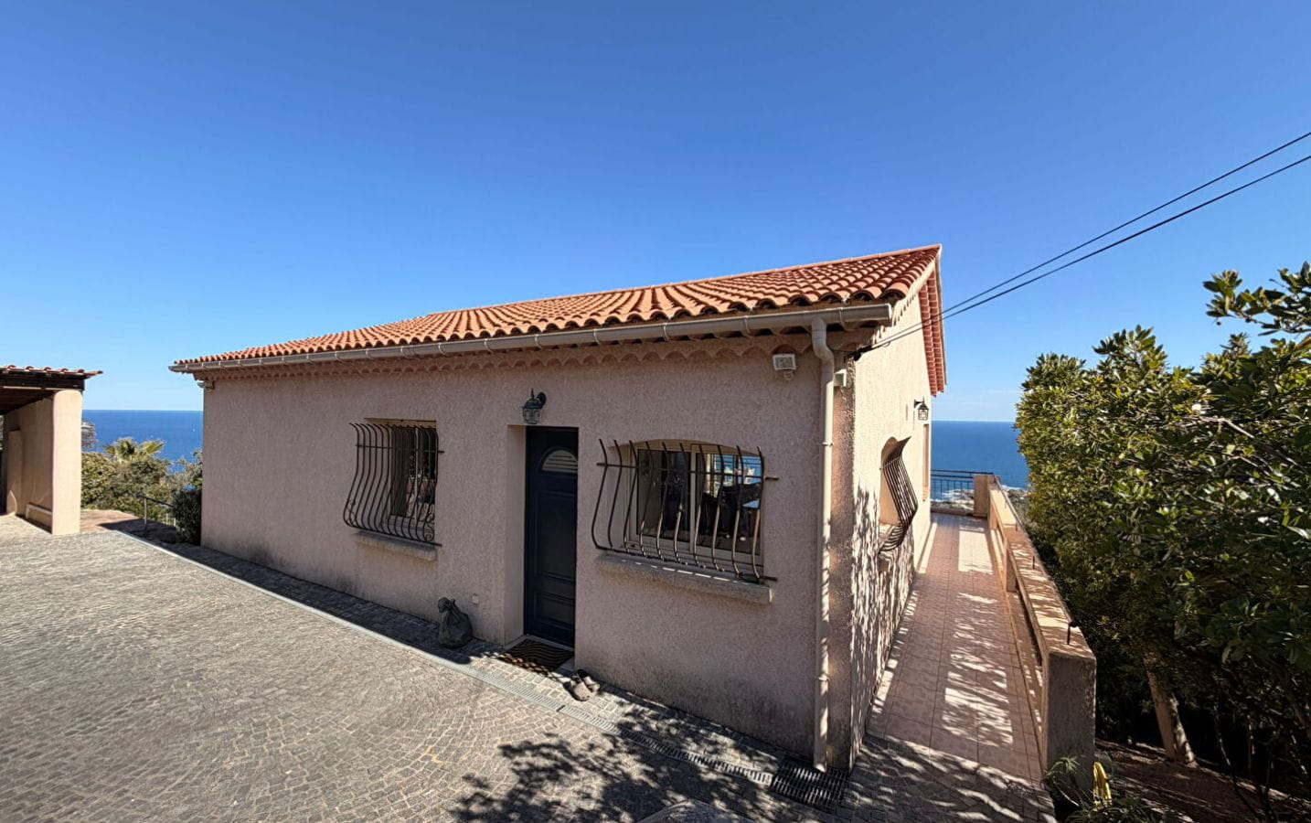 A VENDRE VILLA 2 APPARTEMENTS DE 3 PIECES VUE MER PANORAMIQUE PARKINGS ET PISCINE AUX ISSAMBRES Image 2