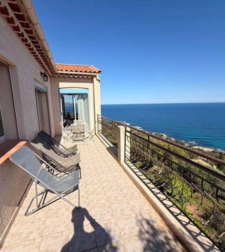 A VENDRE VILLA 2 APPARTEMENTS DE 3 PIECES VUE MER PANORAMIQUE PARKINGS ET PISCINE AUX ISSAMBRES