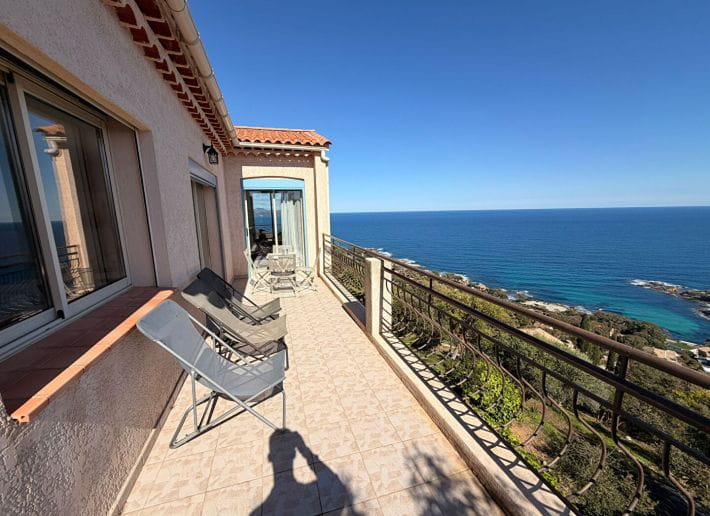 A VENDRE VILLA 2 APPARTEMENTS DE 3 PIECES VUE MER PANORAMIQUE PARKINGS ET PISCINE AUX ISSAMBRES
