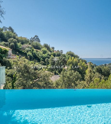 VUE MER SUR LE GOLFE DE SAINT TROPEZ PROVENCALE DE CHARME RENOVEE AVEC PISCINE GARAGE ET SOUS SOL AUX ISSAMBRES