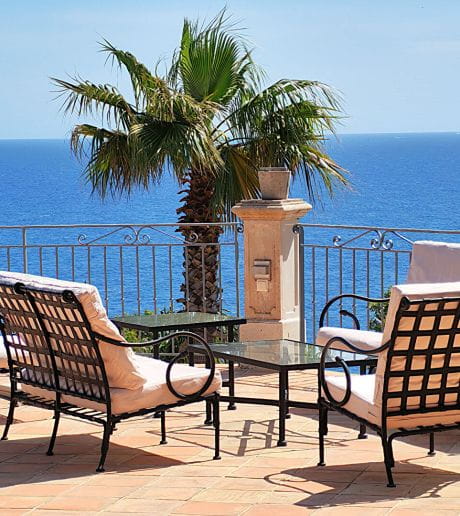 A VENDRE VILLA TRES BELLE VUE MER 5 CHAMBRES ET BUREAU PISCINE GARAGE DOUBLE PLAGES ET COMMERCES A PIED, AUX ISSAMBRES