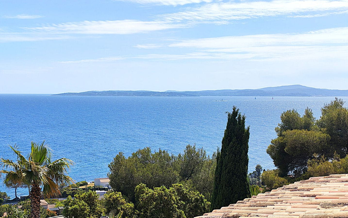 A VENDRE – VILLA TRES BELLE VUE MER – 5 CHAMBRES ET BUREAU – PISCINE – GARAGE DOUBLE – PLAGES ET COMMERCES A PIED – LES ISSAMBRES Image 14