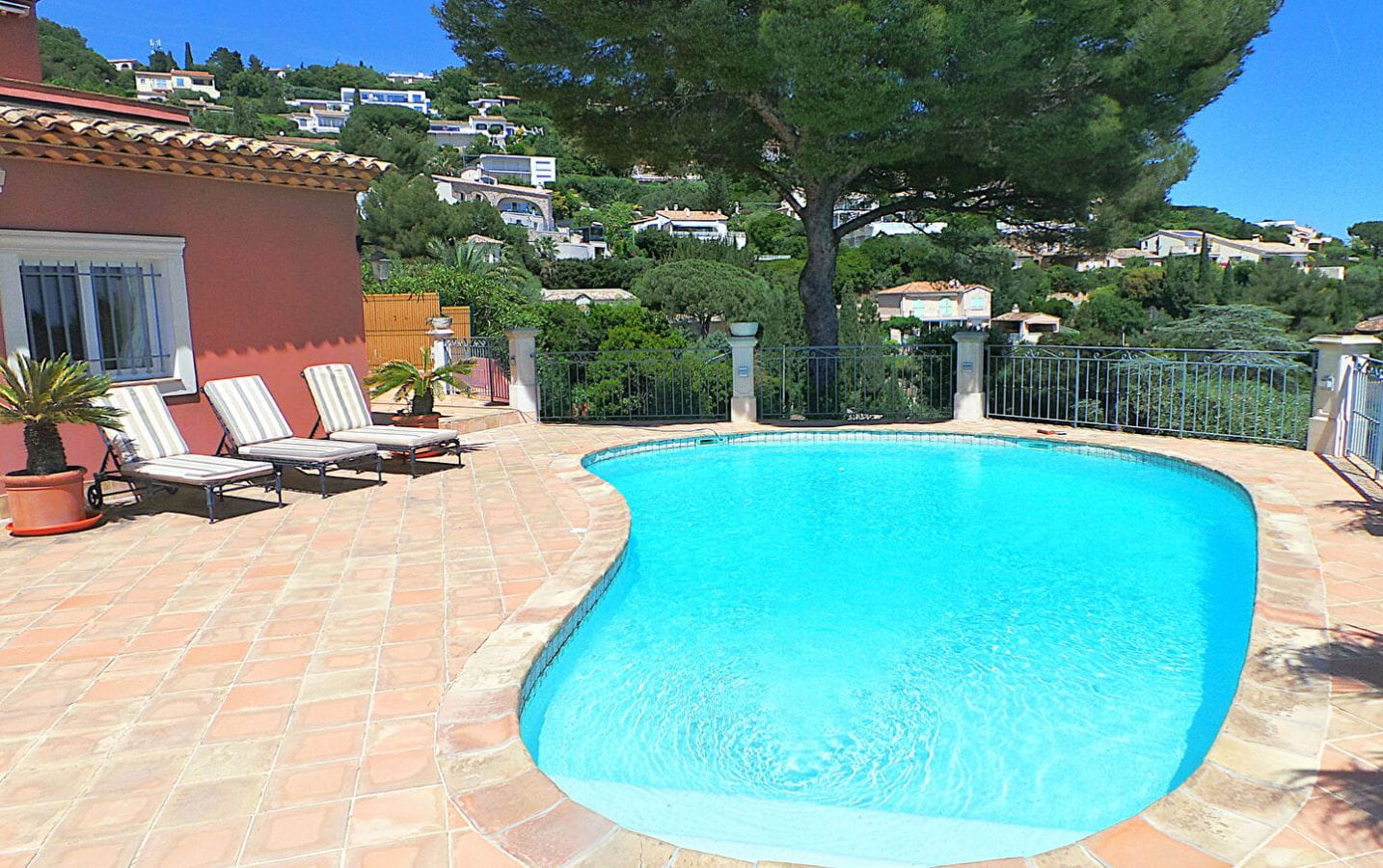 A VENDRE – VILLA TRES BELLE VUE MER – 5 CHAMBRES ET BUREAU – PISCINE – GARAGE DOUBLE – PLAGES ET COMMERCES A PIED – LES ISSAMBRES Image 3