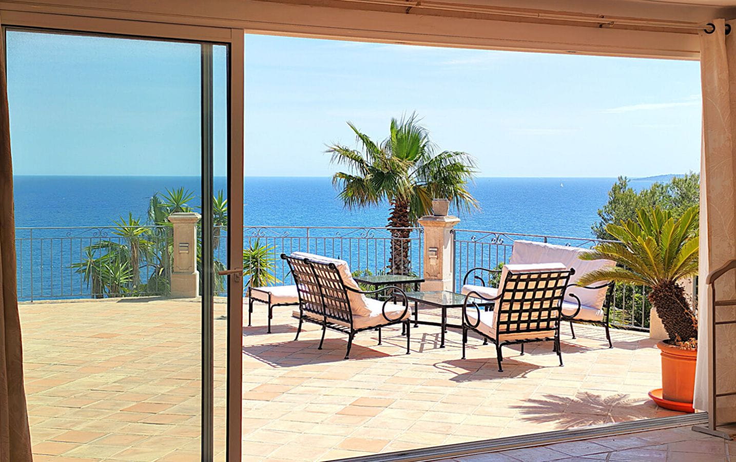 A VENDRE – VILLA TRES BELLE VUE MER – 5 CHAMBRES ET BUREAU – PISCINE – GARAGE DOUBLE – PLAGES ET COMMERCES A PIED – LES ISSAMBRES Image 4