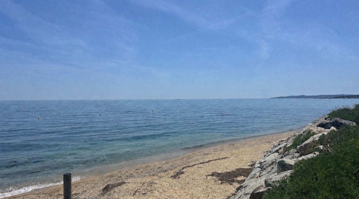 A VENDRE A SAINTE-MAXIME VUE MER EXCEPTIONNELLE A PIED DES PLAGES APPARTEMENT 3/4 PIECES Image 1