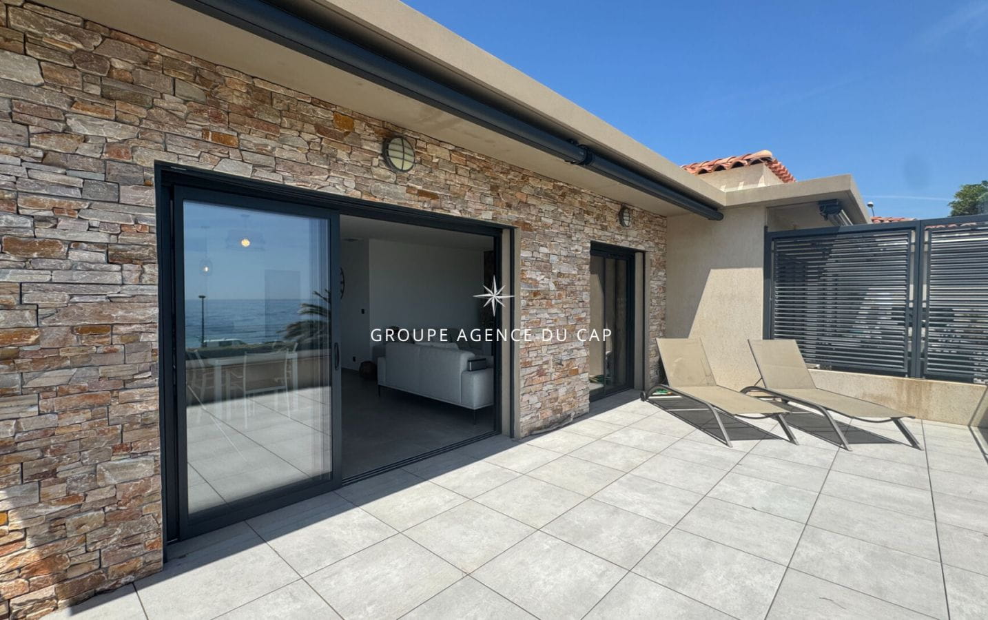 A VENDRE A SAINTE-MAXIME VUE MER EXCEPTIONNELLE A PIED DES PLAGES APPARTEMENT 3/4 PIECES Image 4